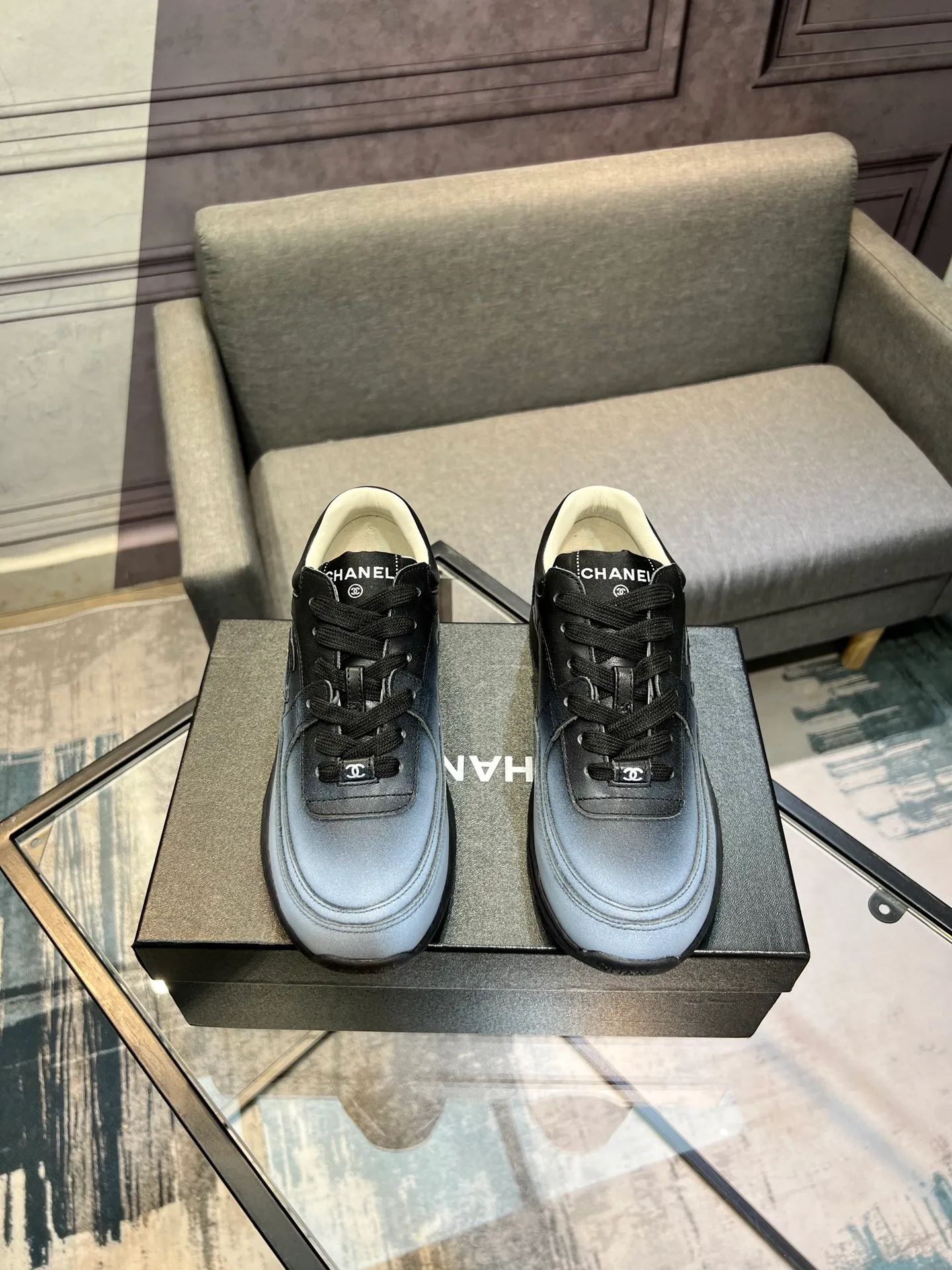 Men's men's shoes 💰660 Exclusive real shot (top version) CHANEL Chanel 2025ss color matching thick-soled casual sports shoes and sneakers. The counter is synchronized. The counter is very popular. A shoe that is very difficult to buy. The most popular thick-soled panda shoes on the Internet. It can be imagined that Xiaoxiang control can't miss it. It has both good looks and comfort. Simple and versatile white shoes. The thick sole increases the height and is super versatile. Close your eyes and wear it. Whoever wears it will look better. Upper: calfskin Lining: imported sheepskin lining Outsole: TPU original outsole Size: 35-44 (customized for women 41 and 40, and 45 for men)